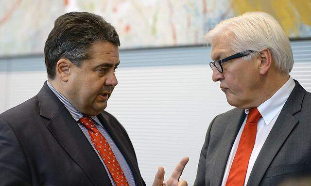 Frank-Walter Steinmeier (re.) wird SPD-Chef Sigmar Gabriel weiterhin als Fraktionschef zur Seite stehen.