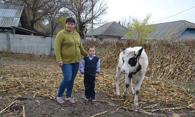 Maria und ihr Sohn Viktor bekamen von Concordia eine Kuh mit einem Kalb.
