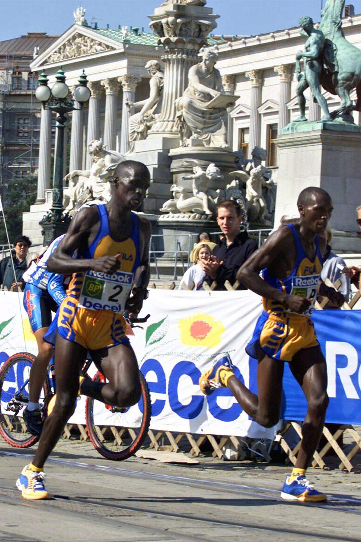 Eigentlich ist der Kenianer Willy Cheruiyot nur als "Hase", also Tempomacher, für seinen Landsmann Simon Bor engagiert. Bor zieht den Zielsprint an und wähnt sich unter einer Fußgängerbrücke bereits im Ziel am Rathausplatz - um 100 Meter zu früh. Im knappsten Finish der VCM-Geschichte gewinnt Cheruiyot völlig überraschend mit einer Zeit von 2:08:48 Stunden mit zwei Sekunden Vorsprung vor Bor. Bei den Damen holt die Italienerin Maura Viceconte in der fabelhaften Zeit von 2:23:47 Stunden den Sieg. Es ist auch die bis heute beste von einer Frau in Wien gelaufene Zeit.