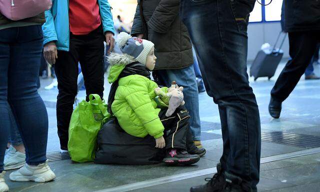 Ein Mädchen aus Mariupol wartet am Wiener Hauptbahnhof auf die Weiterreise nach Berlin.