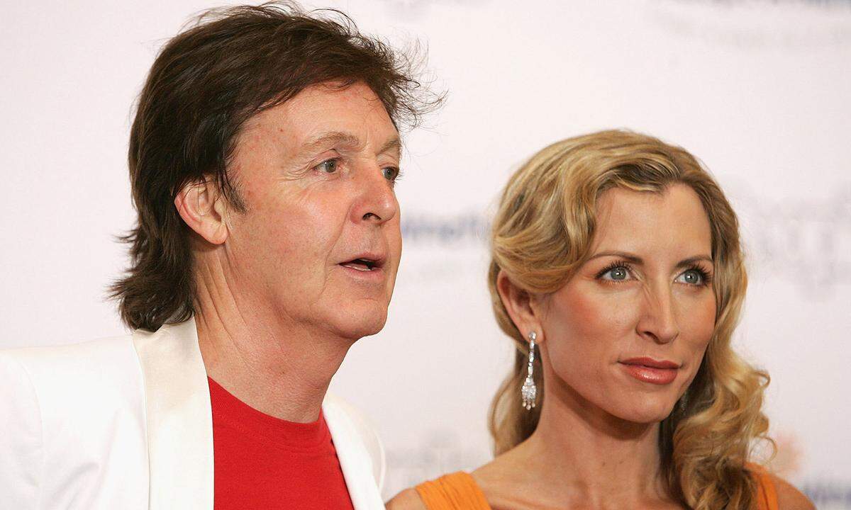 Auch Ex-Beatle Paul McCartney reizte nach dem wilden Musikerleben noch einmal die Kindererziehung: Mit Heather Mills, von der er inzwischen geschieden ist, bekam der Sänger im 2003 Tochter Beatrice - McCartney war da bereits über 60.