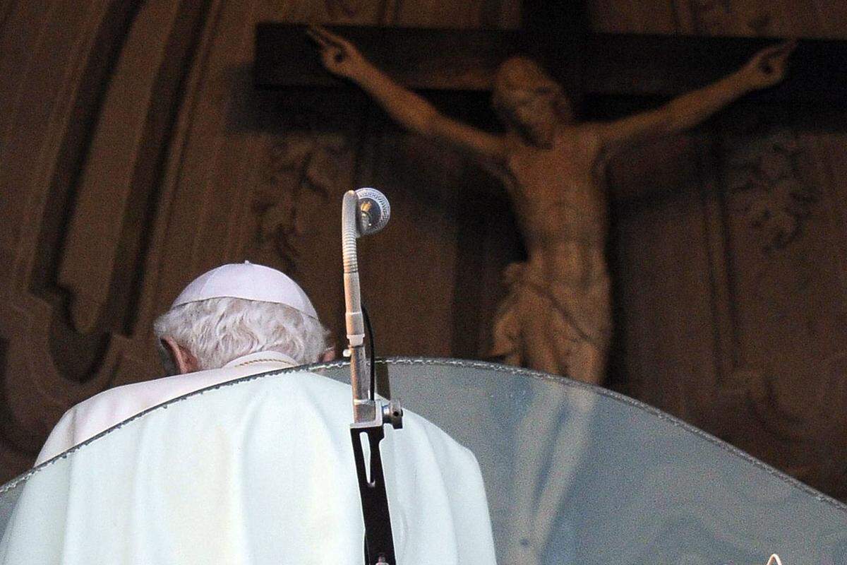 Nachdem er sich ein letztes Mal von der Menge verabschiedet hatte, zog sich Benedikt XVI. endgültig zurück. Das Pontifikat des Papstes hat am 28.Februar 2013 um 20 Uhr sein Ende gefunden.