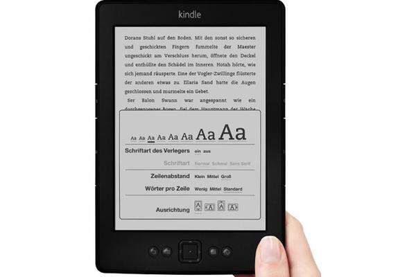 Amazon Kindle (15 cm)  Der erste Kindle war bereits im Jahr 2007 in den USA erhältlich. Bis man ihn auch auf "Amazon.de" bestellen konnte, sollte noch vier Jahre vergehen: 2011 erschien die dritte Generation des E-Readers erstmals mit deutschsprachiger Navigation.