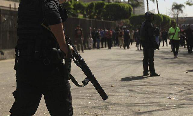 Archivbild: Ein Polizist am Rande von Studentenprotesten am Donnerstag in Kairo
