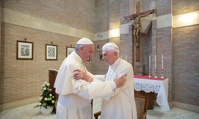 Archivbild von einem Treffen von Franziskus (li.) und Benedikt XVI. im Juni 2017.