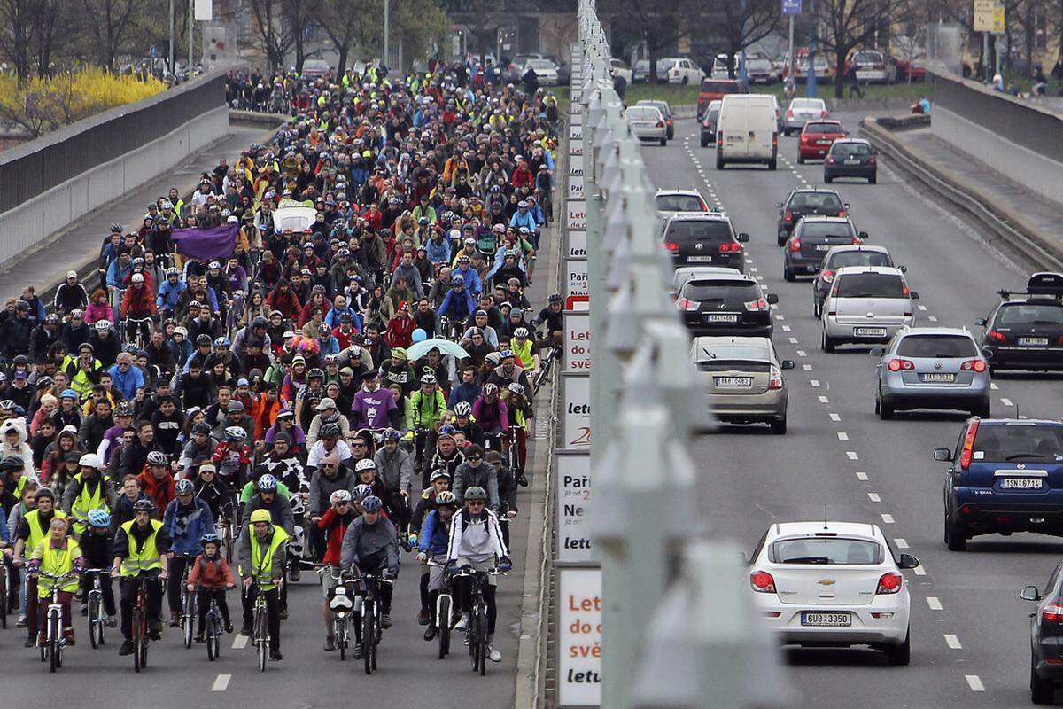 Die Radfahrer des großen Fühlings-Rad-Events am 20. April 2013 in Prag haben eine Seite der Nuselsky-Brücke in Beschlag genommen.