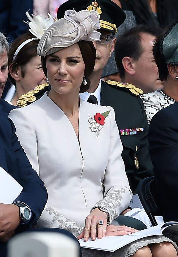 Allein der Hut von Jane Taylor scheint Hunderte Farbnuancen in sich zu vereinen. Und: Warum ein Mantelkleid von Catherine Walker einen sichtbaren Zipper haben muss, versteht wirklich niemand - noch dazu neben einer Perlenbrosche von Königin Elizabeth.