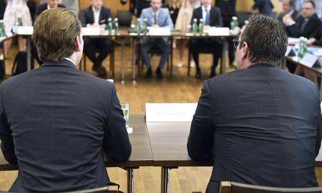 Bundeskanzler Sebastian Kurz (l.) und Vizekanzler Heinz-Christian Strache am Montag vor Journalisten bei der Regierungsklausur in Mauerbach.