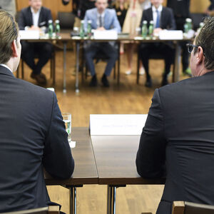 Bundeskanzler Sebastian Kurz (l.) und Vizekanzler Heinz-Christian Strache am Montag vor Journalisten bei der Regierungsklausur in Mauerbach.