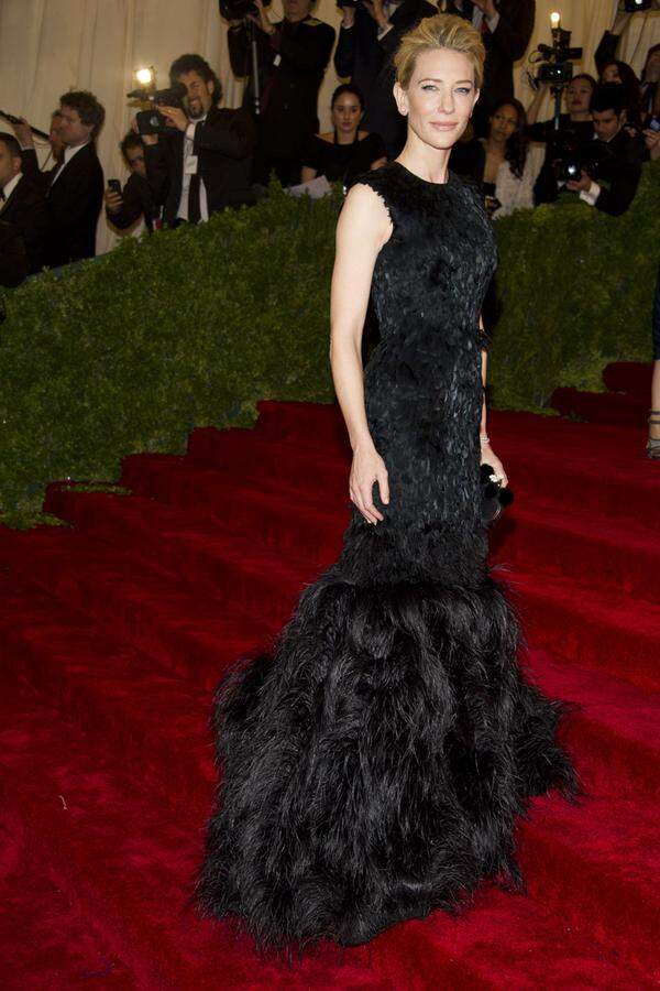Cate Blanchett kam in einem schwarzen Federkleid von Alexander McQueen und legte damit einen sowohl eleganten, als auch dramatischen Auftritt hin.