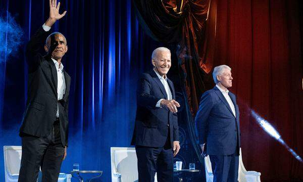 Barack Obama (li.) und Bill Clinton (re.) unterstützen Joe Biden im Wahlkampf.