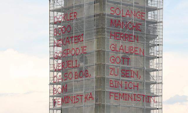 Katharina Cibulka hat am Turm eine neues „Solange“-Projekt angebracht.