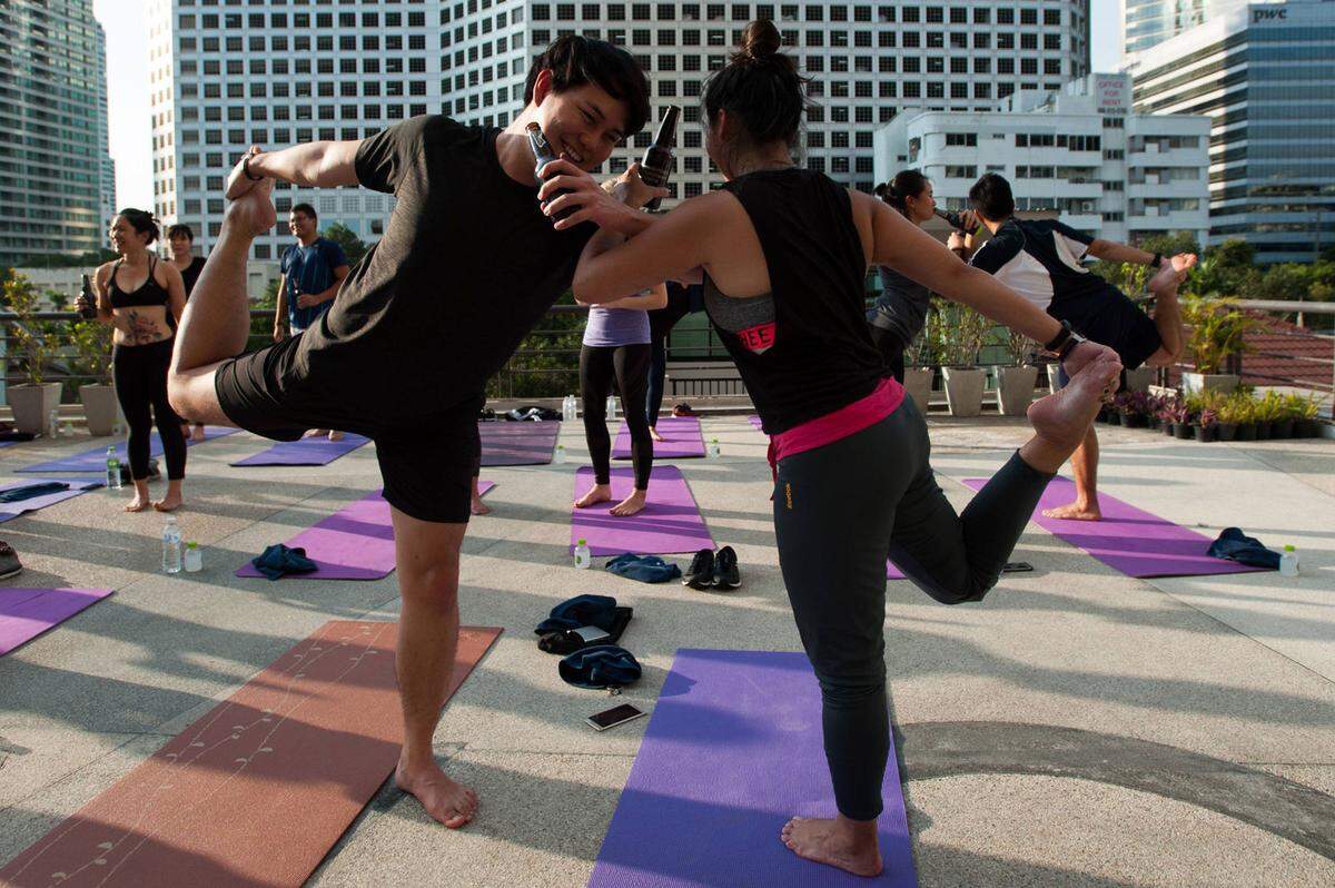 Mit dieser Idee sollen Neulinge, vor allem aber männliche Yoga-Einsteiger, angezogen werden.