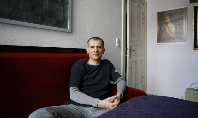 Autor Jan Faktor während eines Fotoshootings in Berlin