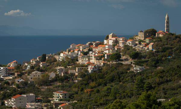 Über die Hälfte der Reisefreudigen zog es ins Ausland, insbesondere nach Italien, Deutschland und Kroatien. Bild: Igrane an der Dalmatischen Küste Nähe Split.
