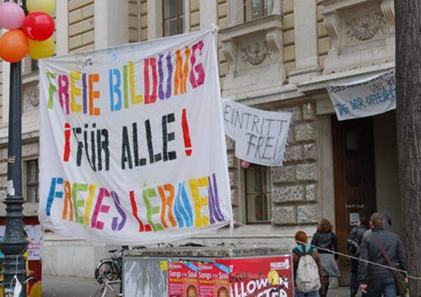 Am siebten Tag ruhten die Besetzer keineswegs. Trotz der Demonstration am selben Tag bleibt der größte Hörsaal der Universität Wien von den Studenten besetzt. Sie fordern u.a. bessere Studienbedingungen und einen freien Uni-Zugang.