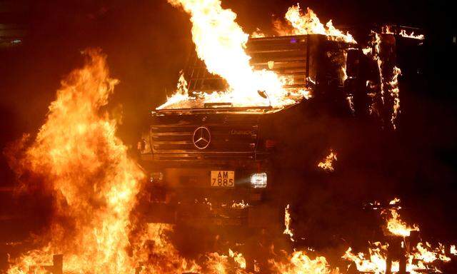 Gepanzertes Polizeifahrzeug mit Molotowcocktails in Brand gesetzt