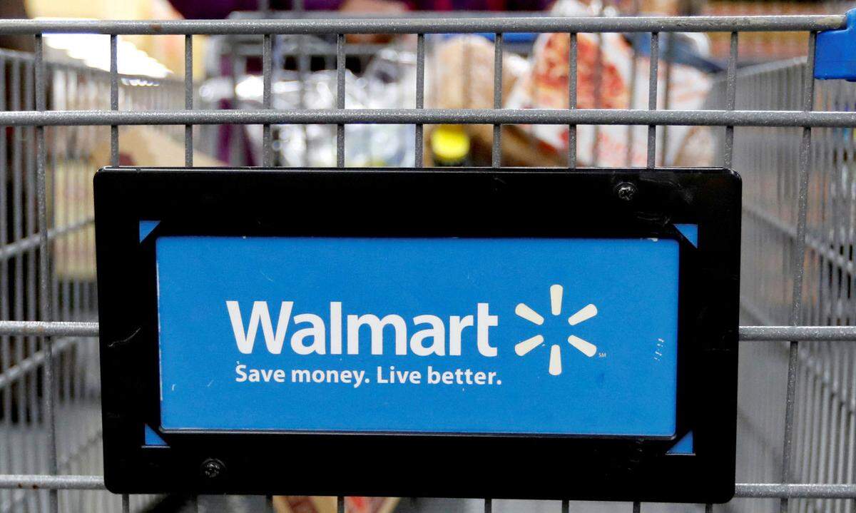 Der US-Handelskonzern Walmart kann trotz eines nahezu stagnierenden Umsatzes die weltweite Spitzenposition verteidigen. Mit einem Jahresumsatz von 430,9 Milliarden Euro liegt der Einzelhandelsgigant weiter unangefochten in Führung. Erst kürzlich zeigt Walmart Flagge und übernimmt mit einem Mega-Deal den indischen Amazon-Rivalen Flipkart. 