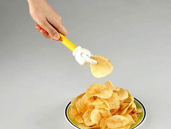 Wer mit seinen eigenen Fingern nicht gerne Popcorn oder Chips angreift, kann mit seinen Fingern auch einfach Plastik-Finger bedienen, die stattdessen die Knabbereien aufnehmen. Der Hersteller findet die Idee genial.