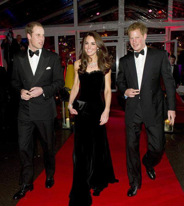 Herzogin Catherine wählte ein schwarzes Kleid von Alexander McQueen zur Ehrung des britischen Militärs im imperialen Kriegsmuseum in London 2011.