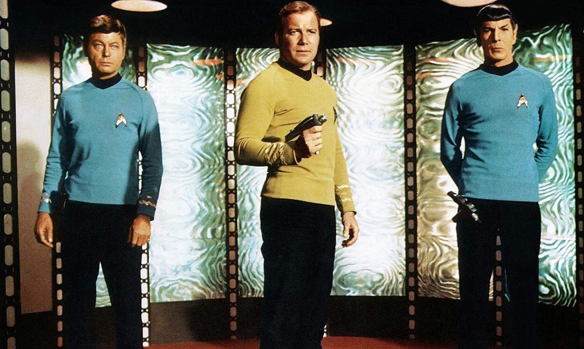 (Originaltitel: „Star Trek“) Von 1966 bis 1969 lief die Serie, die das „Star Trek“-Universum begründete. Die Crew der USS Enterprise dringt im Jahr 2200 „in Galaxien vor, die nie ein Mensch zuvor gesehen hat.“ Mit an Bord sind auch die legendären Crewmitglieder Captain James T. Kirk (William Shatner), Erster Offizier sowie Wissenschaftsoffizier Spock (Leonard Nimoy), Schiffsarzt Leonard „Pille“ McCoy (DeForest Kelley), Navigator Hikaru Sulu (George Takei) und Kommunikationsoffizierin Uhura (Nichelle Nichols). Man kämpfte gegen Fellbälle und für Menschlichkeit.