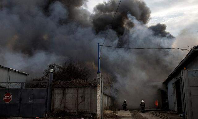 Feuerwehrleute in Charkiv versuchen, einen Brand in einer Anlage nach russischem Beschuss zu löschen.