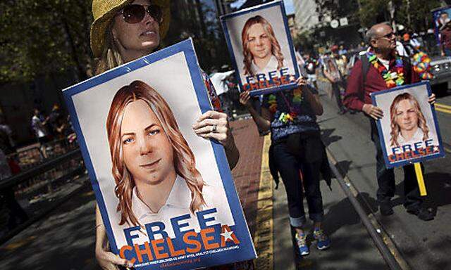 Teilnehmer einer Gay Pride Parade in San Francisco fordern die Freilassung von Chelsea Manning.