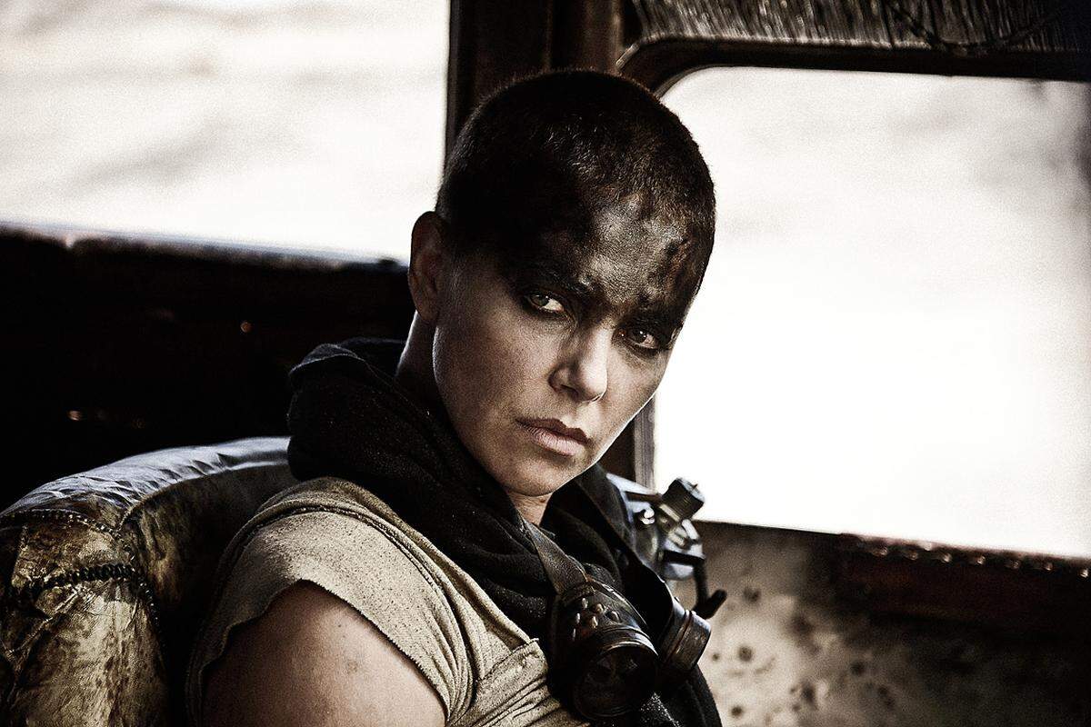 George Miller drehte dreißig Jahre nach "Jenseits der Donnerkuppel" ein weiteres "Mad Max"-Abenteuer. Tom Hardy gibt die Titelfigur, aber die wahre Heldin in dieser dystopischen Welt ist Charlize Theron. 