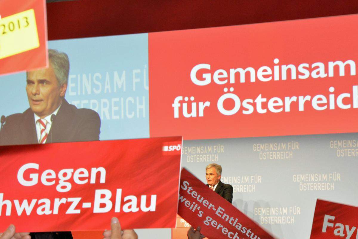 Die Sozialdemokraten feiern ihren Wahlkampfabschluss in einem Zelt vor der Parteizentrale in der Wiener Löwelstraße. Um die rund tausend Funktionäre zu einem Endspurt in den letzten Stunden zu motivieren, setzt die Partei ganz auf das Schreckgespenst Schwarz-Blau. In den Ansprachen wird fast ausschließlich die ÖVP ins Visier genommen.