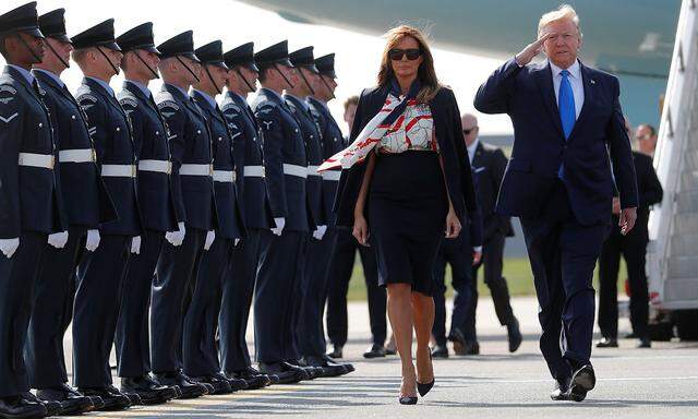 Donald Trump und seine Frau Melania landeten am Londoner Flughafen Stansted.