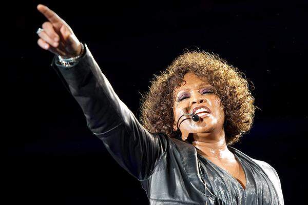 Am 9. August 2013 würde Whitney Houston ihren 50. Geburtstag feiern. Wenige Wochen zuvor bekam die Pop-Diva ein trauriges Denkmal: In Westfield im Bundesstaat New Jersey ziert nun ein rötlicher Grabstein die letzte Ruhestätte der Sängerin. Neben ihrem Sterbedatum, 11. Februar 2012, ist auch ihrer großer Hit "I Will Always Love You" eingraviert.