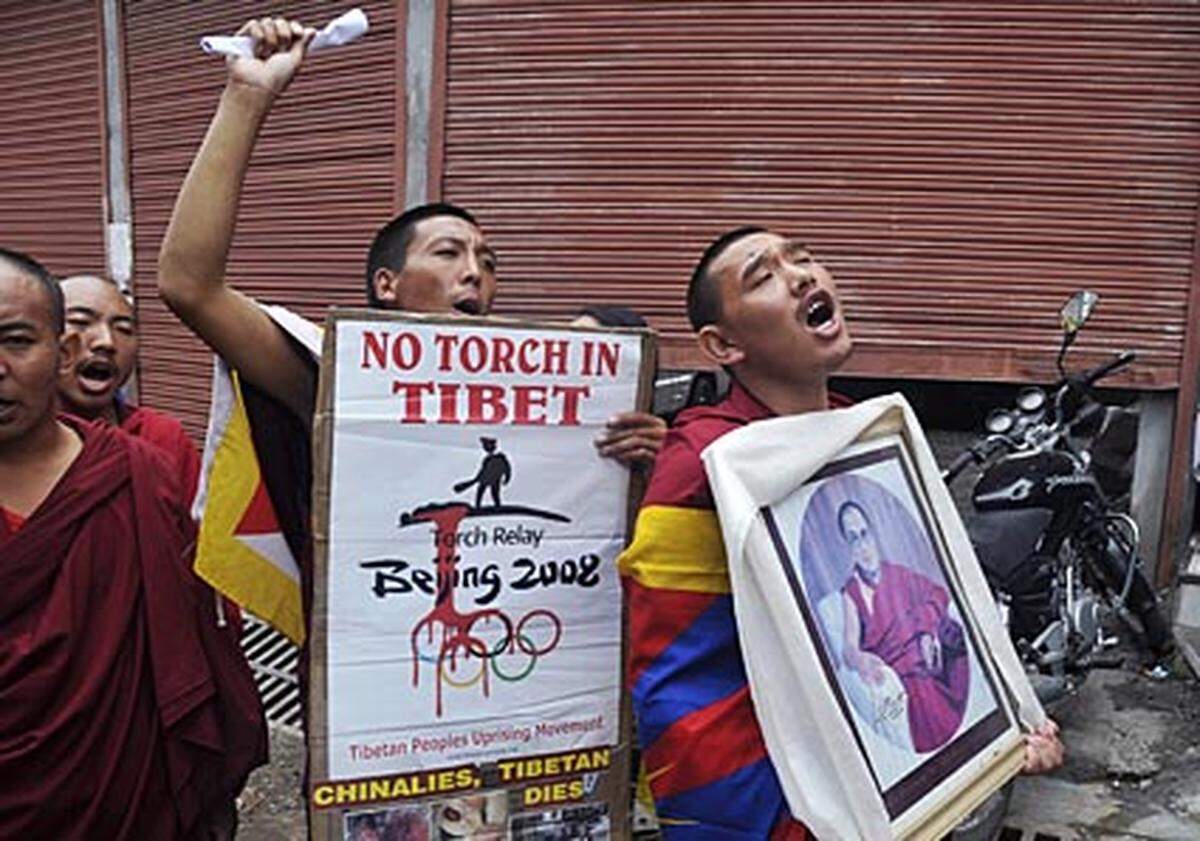 Die ursprünglich dreitägige Route der olympischen Fackel in Tibet ist auf einen Tag gekürzt worden. Vor der Ankunft der Fackel in Tibet hat China die Sicherheitsvorkehrungen in Lhasa verschärft. Drei Monate nach der Niederschlagung der Demonstrationen für mehr Autonomie rückten Tausende Soldaten in der Hauptstadt ein.