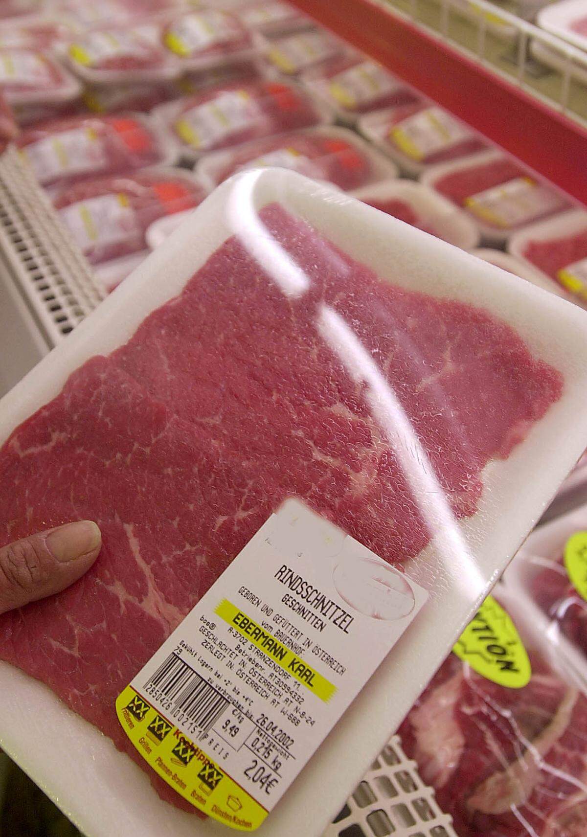 Der Pro-Kopf-Verbrauch an Fleisch beträgt in Österreich sage und schreibe 100,3 Kilo. Produziert wurden 898.000 Tonnen Fleisch.