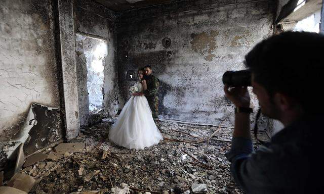 Hoffnung auf einen Neuanfang in Ruinen nach fünf Jahren Krieg. Dieses syrische Hochzeitspaar ließ sich in einem verwüsteten Gebäude in der hart umkämpften Stadt Homs fotografieren.