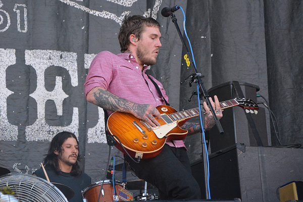 Nach gemütlicherem Nachmittagsprogramm mit Jake Bugg auf der größeren Space Stage, Max Herre auf der kleineren Green Stage, begannen The Gaslight Athem aus New Jersey mit dem Aufwärmübungen für das Abendprogramm. Schnörkelloser Punkrock und alltagsgeschichten-inspiriertes Songwriting in der Tradition von Bruce Springsteen.