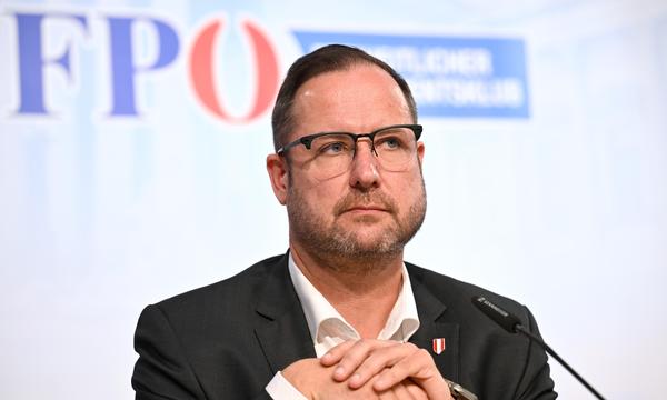 FPÖ-Generalsekretär Christian Hafenecker kritisiert die „linkslinke NGO“ SOS Mitmensch.