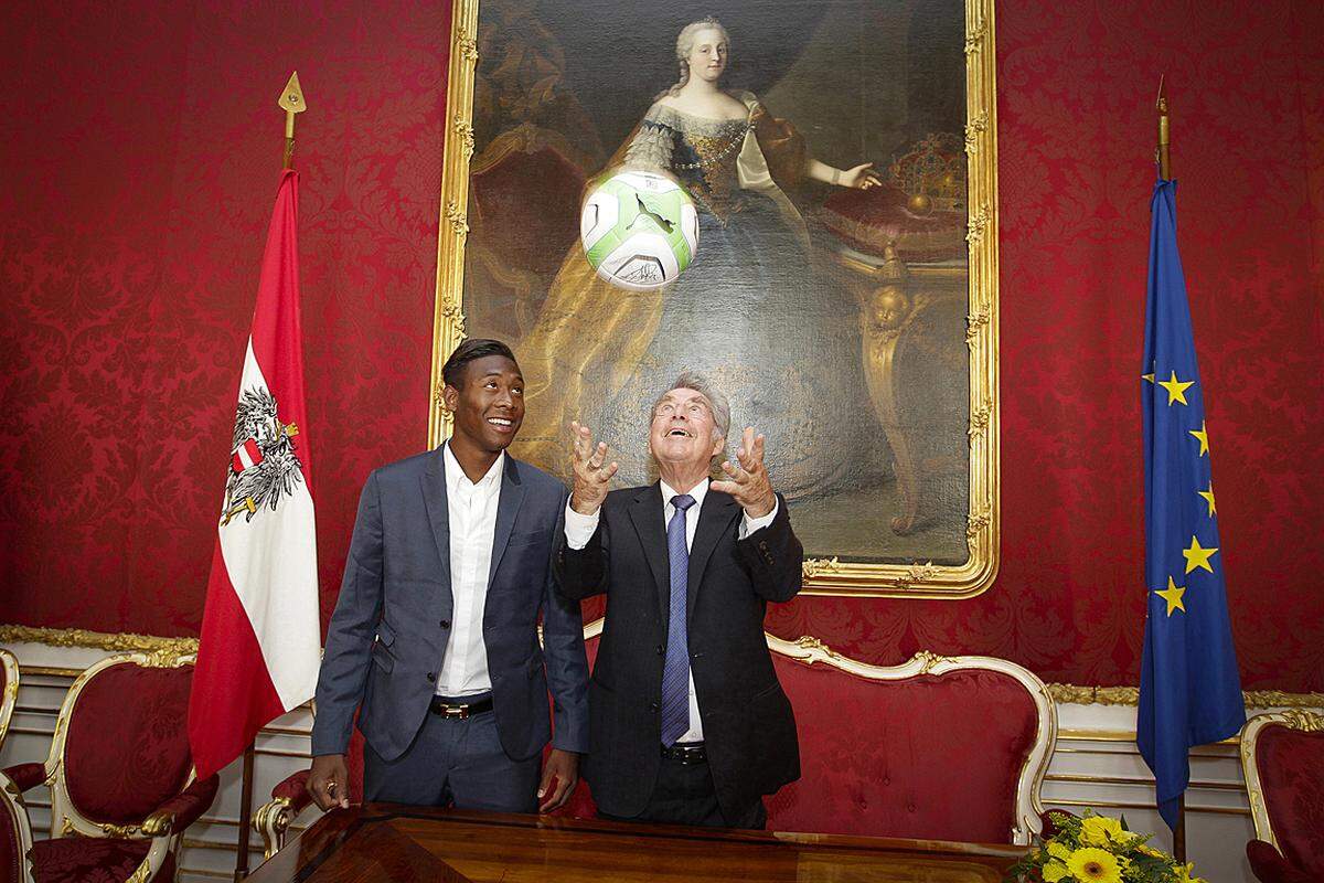 PETER LECHNER: Alaba, Fischer & Maria TheresiaHofburg, Wien, 18.6.2013 Maria Theresia wacht über die Fangversuche des Bundespräsidenten während des Besuchs von Nationalteamspieler David Alaba.