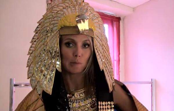Bling-Bling: Die ägyptische Pharaonin Kleopatra hat es Heidi Klum angetan. Den Prozess von der Idee bis zur Umsetzung erklärt sie im Video. Wegen Hurrikan "Sandy" wurde ihre Party aber kurzerhand abgesagt.