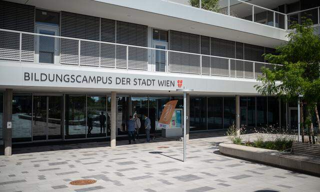 Eingangsbereich zum Liselotte-Hansen-Schmidt-Campus in der Seestadt Aspern.