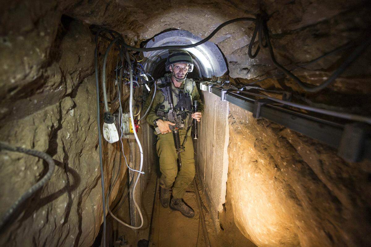 Nach einer Feuerpause am Wochenende setzten die israelischen Truppen die Zerstörung der Tunnel zu Wochenbeginn fort.