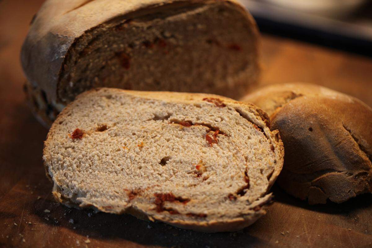 Die fertigen Brote sollten mindestens eine Stunde auf einem Gitterrost trocknen, bevor man kosten darf.