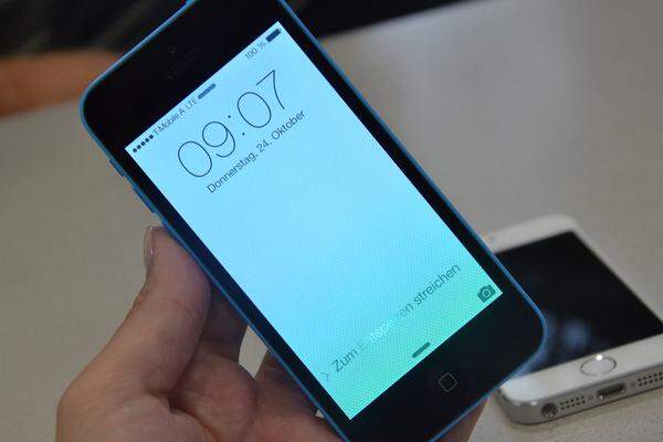 Mit iOS 7 hat Apple das Design des Betriebssystems erstmals stark geändert - der Sperrbildschirm wirkt wesentlich moderner.