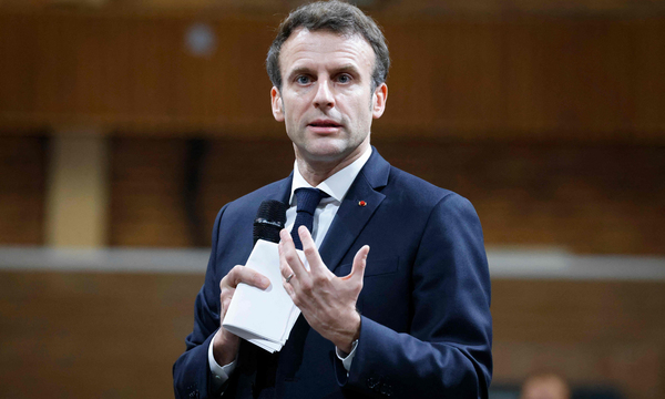 Der Amtsinhaber. „Divide et impera!“ Emmanuel Macron hat jedes Interesse, den Streit in den gegnerischen Lagern zu schüren. Mit seiner strategischen Ausrichtung, sowohl das linke als auch das rechte Terrain und die politische Mitte zu besetzen, ist es ihm trefflich gelungen, die traditionellen Parteien nachhaltig zu schwächen. Allerdings hatte im Gegenzug seine eigene „Bewegung“, La République en marche (LREM), Mühe, selbst zu einer Partei mit einem identifizierbaren Programm zu mutieren. Macrons Stärke bleibt die vergleichsweise schwache Attraktivität seiner Herausforderer. Viele Bürger werden nur mangels Alternative Macron (erneut) wählen. Chancen auf einen Einzug in die Stichwahl: Alles andere wäre eine riesige Überraschung.