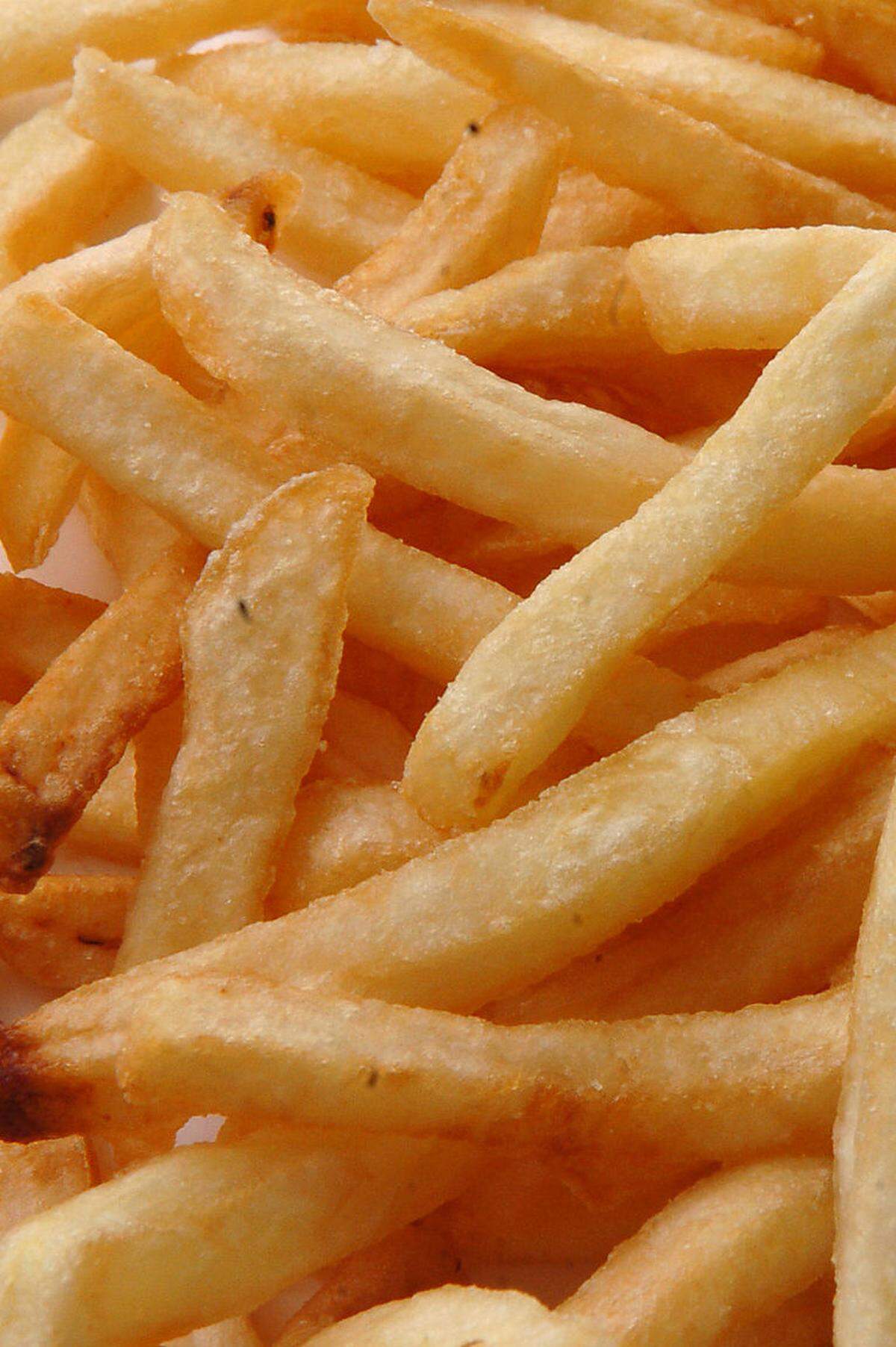 McDonald's verkauft in Japan demnächst Pommes frites mit Schokoladensauce. Die Fast-Food-Kette geht in dem für verrückte Spielereien bekannten Land ab dem 26. Jänner zeitlich begrenzt mit "McChoco Potato" auf Kundenfang, wie das Unternehmen auf seiner Webseite ankündigte. Die Kombination aus salzigen Erdäpfeln und süßer Sauce aus weißer und brauner Schokolade sei wundervoll, hieß es dort.