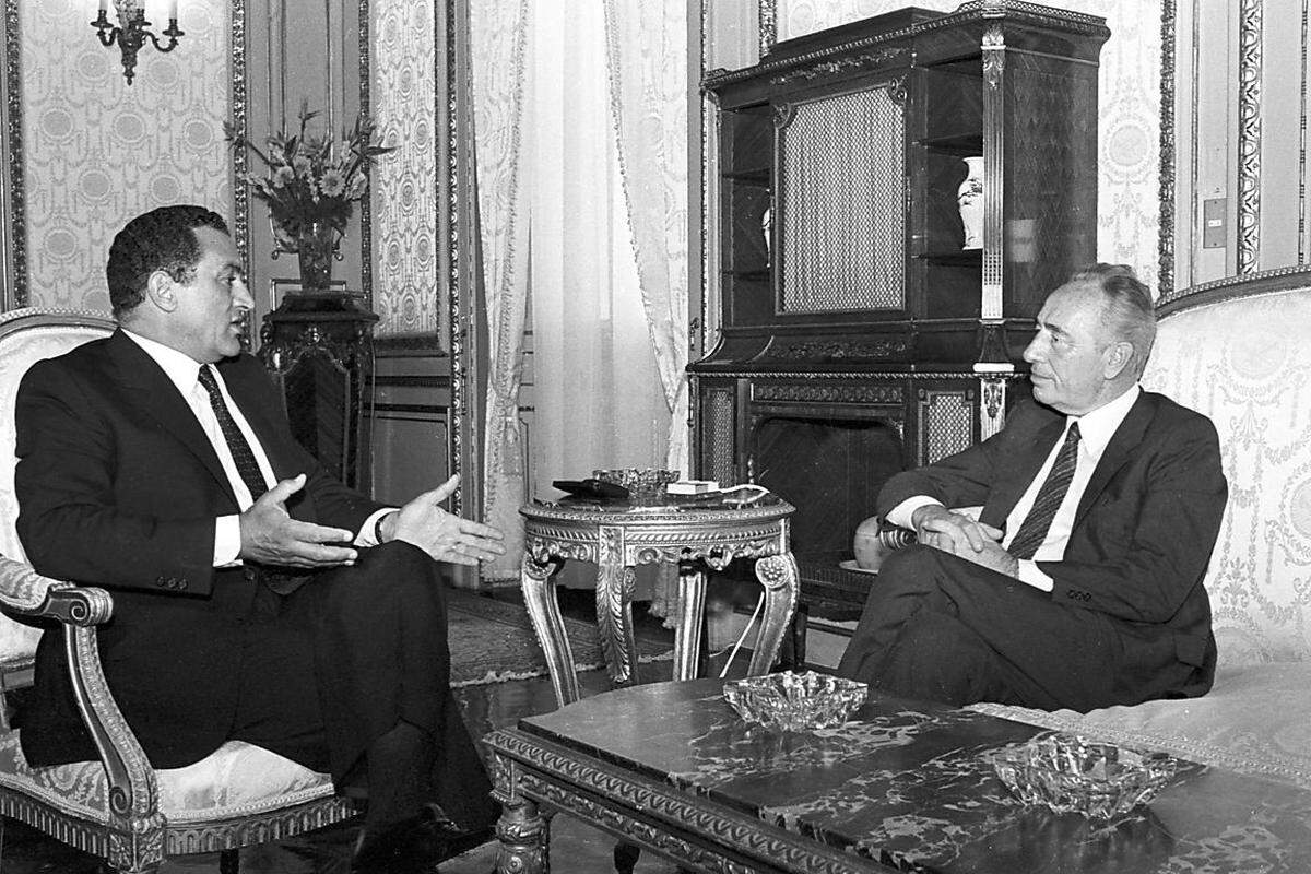 Mit dem ägyptischen Staatschef Mosni Mubarak pflegte Israel ein korrektes Arbeitsverhältnis. Ägypten war der erste arabische Staat gewesen, mit dem Israel (unter Mubaraks ermordetem Vorgänger Sadat) Frieden geschlossen hatte. Peres, damals gerade Premierminister, war 1986 zu Gast in Mubaraks Palast in Alexandria.