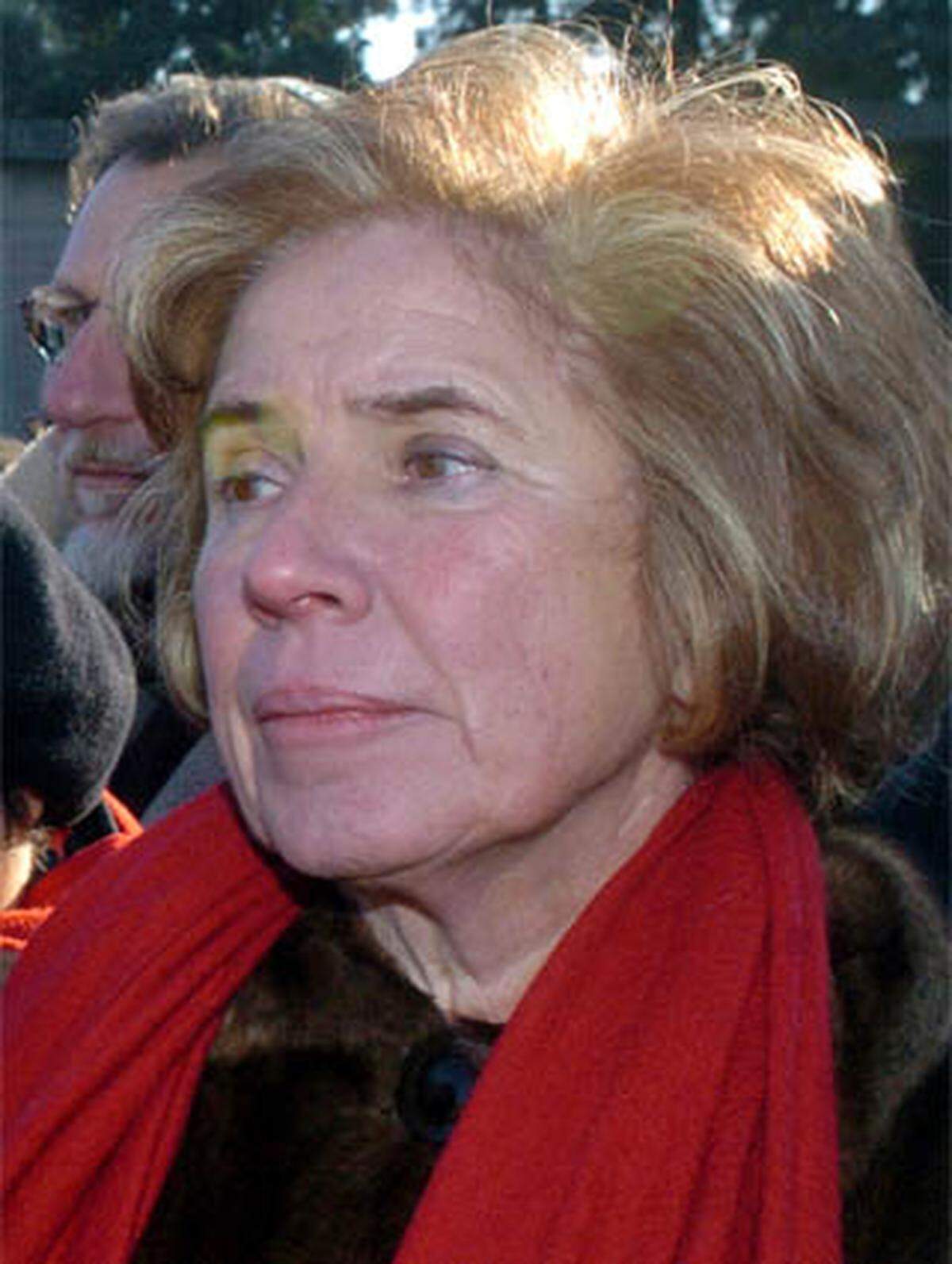 Die damals 29-Jährige Beate Klarsfeld wurde zur Heldin der Studentenbewegung, als sie sich 1968 mit einem gefälschten Presseausweis auf einen CDU-Parteitag schmuggelte und auf dem Podium Bundeskanzler Georg Kiesinger ohrfeigte und als "Nazi" beschimpfte. Damit wollte sie auf die NSDAP-Vergangenheit Kiesingers aufmerksam machen. Später wurde Klarsfeld als Journalistin und Nazi-Jägerin bekannt. 2007 wurde sie für die Aufklärung von Nazi-Verbrechen vom französischen Präsidenten Sarkozy geehrt und zum Offizier der Ehrenlegion ernannt.