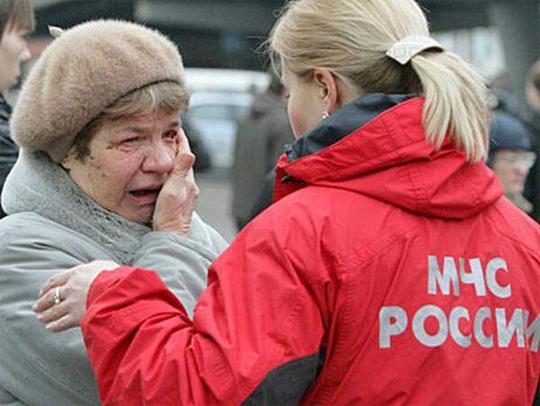 Wer sich retten konnte, rannte weinend aus den Bahnhöfen auf die Straßen. Ein Mann im Interview auf Rossija 24: "Die Leute begannen zu laufen, verfielen in Panik und rissen sich gegenseitig um."
