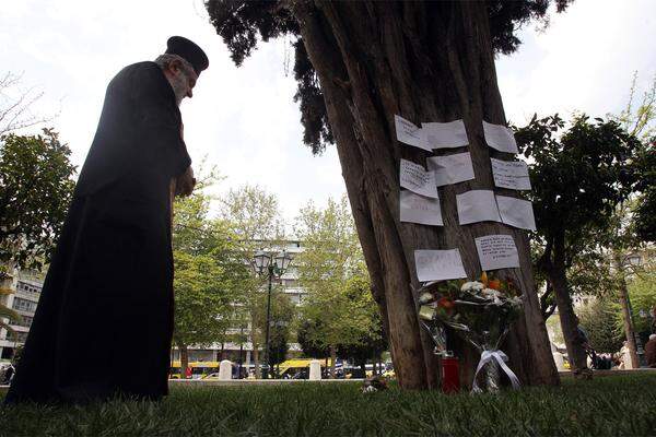 ... aber die Botschaften zum Selbstmord des 77-Jährigen werden wohl noch länger am Syntagmaplatz hängen bleiben. "Wer wird das nächste Opfer sein?", ist auf einem der Zettel zu lesen.