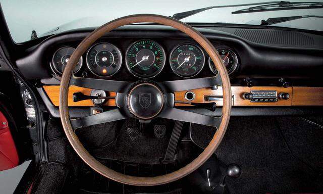Handarbeit. Volant des ersten Porsche 911 von 1964.