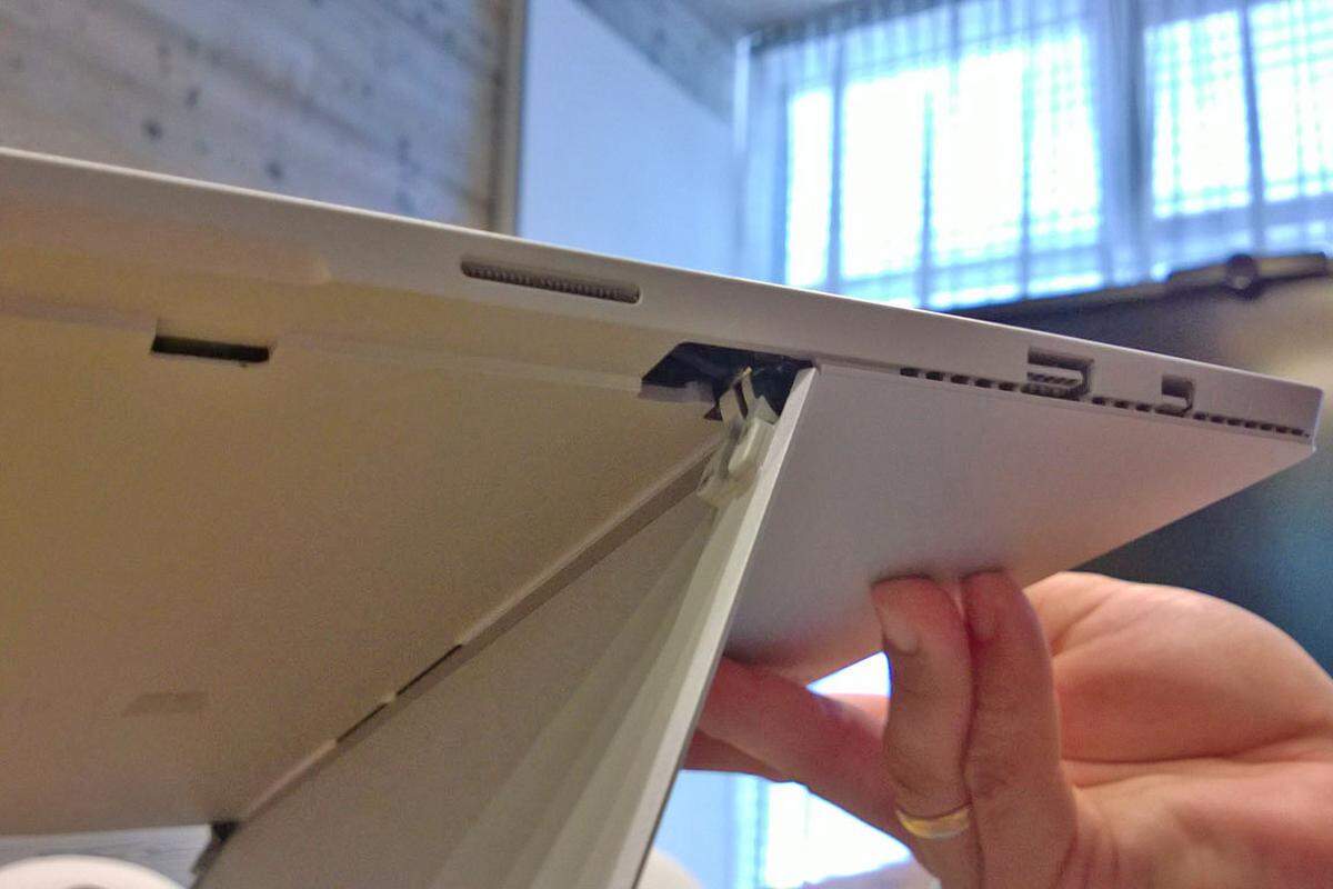 Apropos klobig bzw das Gegenteil davon: Nur noch 9,1 statt 13,5 Millimeter beim Vorgängermodell Surface Pro 2 weist das neue Gerät auf. Aufgrund dieser Schlankheit und des geringen Gewichts wirkt Microsofts dritter Streich trotz des vergrößerten Bildschirms überraschend leichtfüßig, wenn man es in die Hand nimmt. Gut zu erkennen auf diesem Bild sind die Lüftungsschlitze.